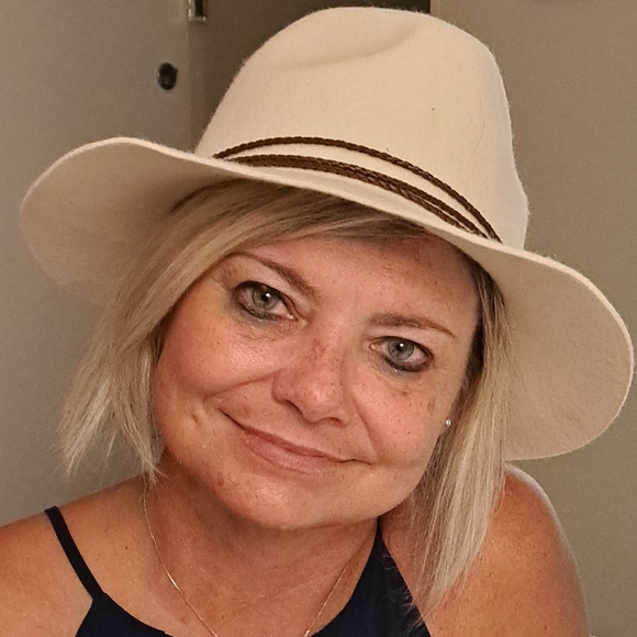 Meet your Posher, Donna - Picture 2 of 3